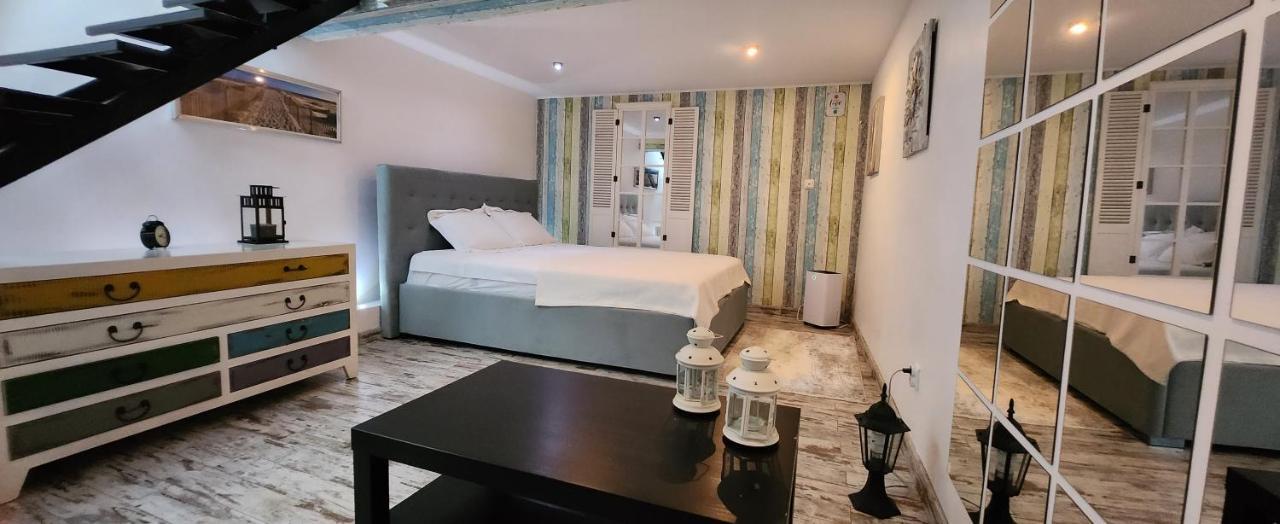 Morii Lake Pool Villa Bucarest Esterno foto