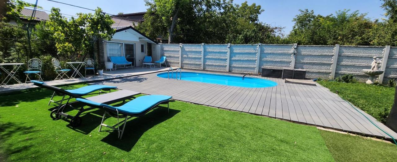 Morii Lake Pool Villa Bucarest Esterno foto